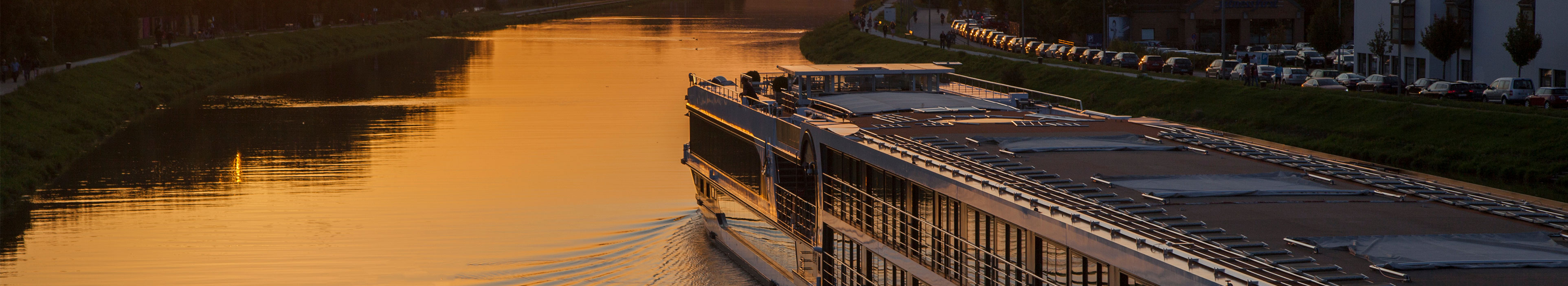 Sonnenuntergang während einer Flusskreuzfahrt auf der Donau