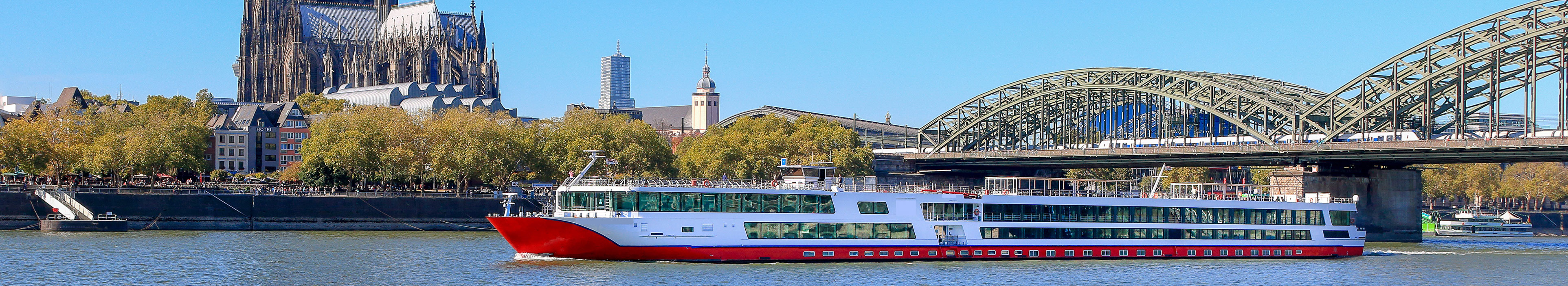 Flusskreuzfahrt-Schiff in Köln auf dem Rhein
