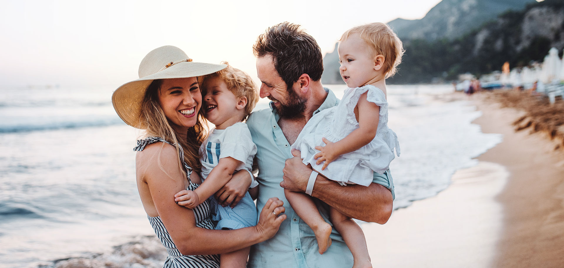 Eine Familie während eines Kurzurlaubs am Strand.