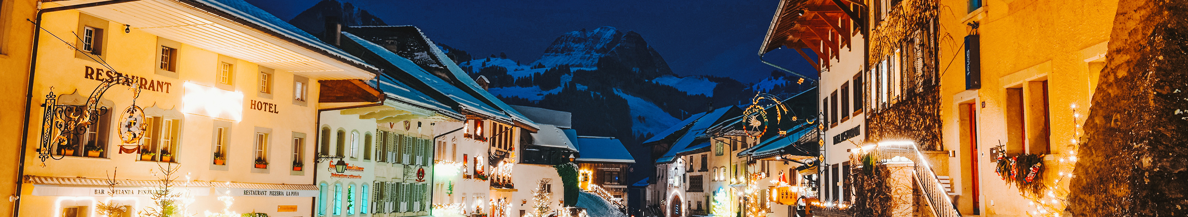 Gruyeres-Stadtdorf in der Schweiz im Winter nachts