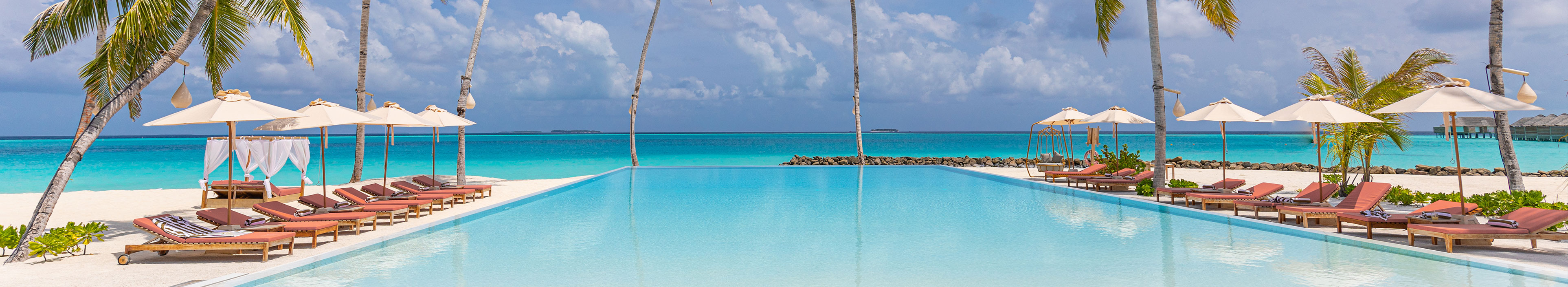 Pool und Strand während eines All Inclusive Urlaubs.