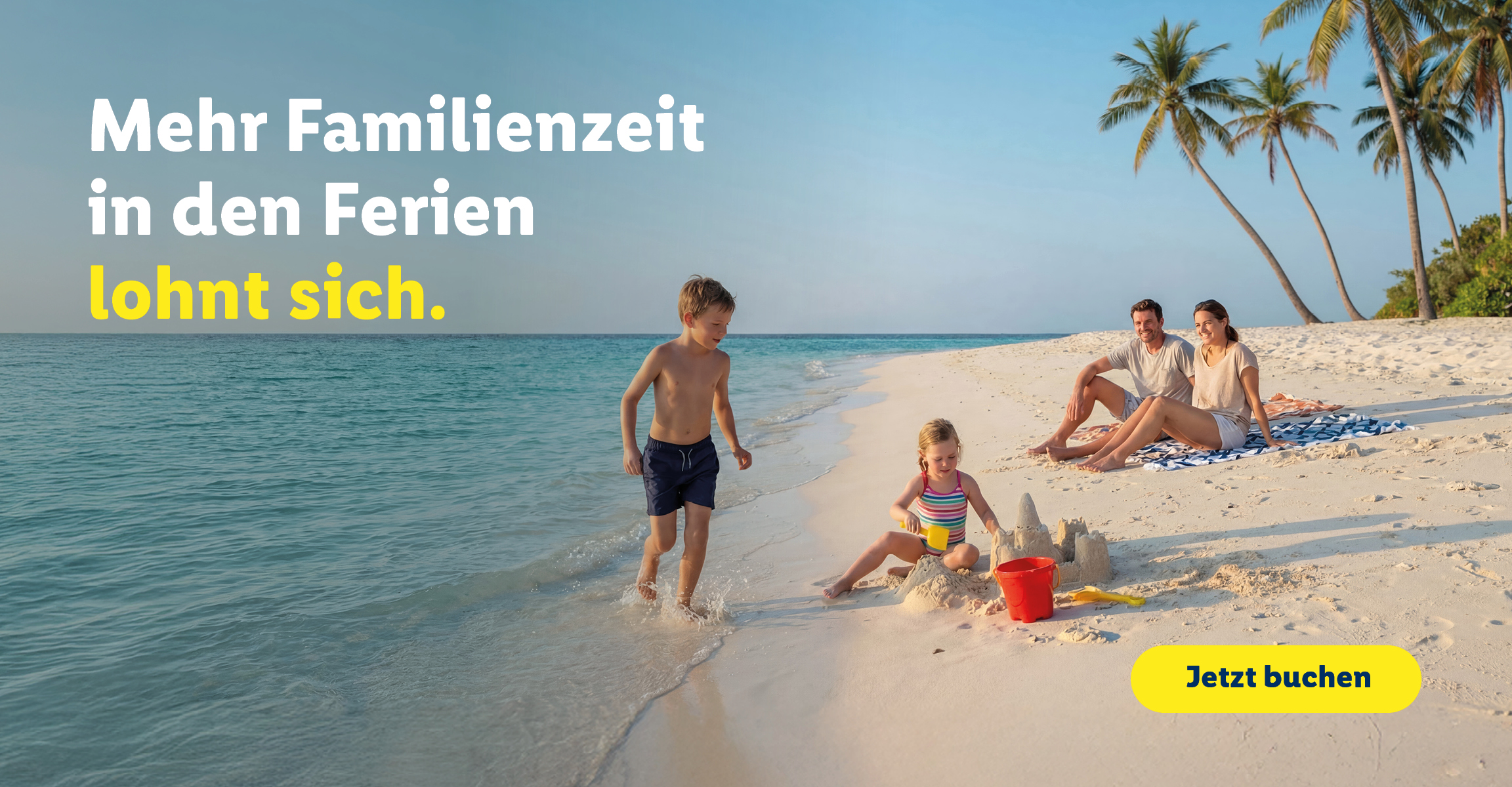 Eine Familie entspannt während des Familienurlaubs am Strand.