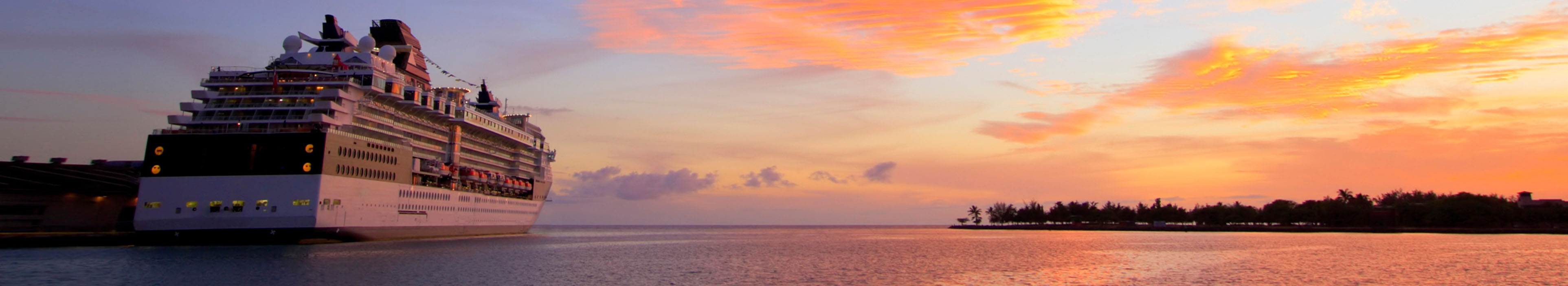 Kreuzfahrtschiff bei Sonnenuntergang im Meer