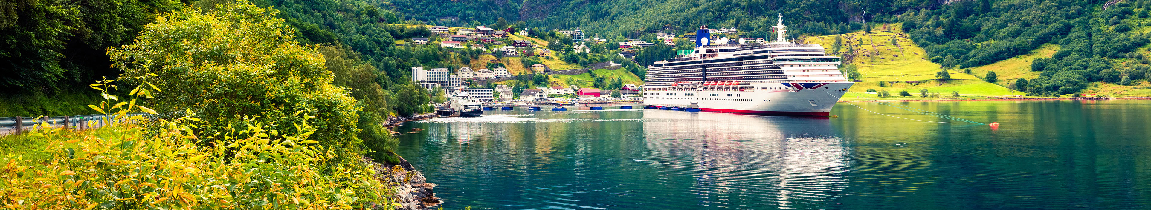 Kreuzfahrtschiff fährt Fjord entlang, in Westnorwegen