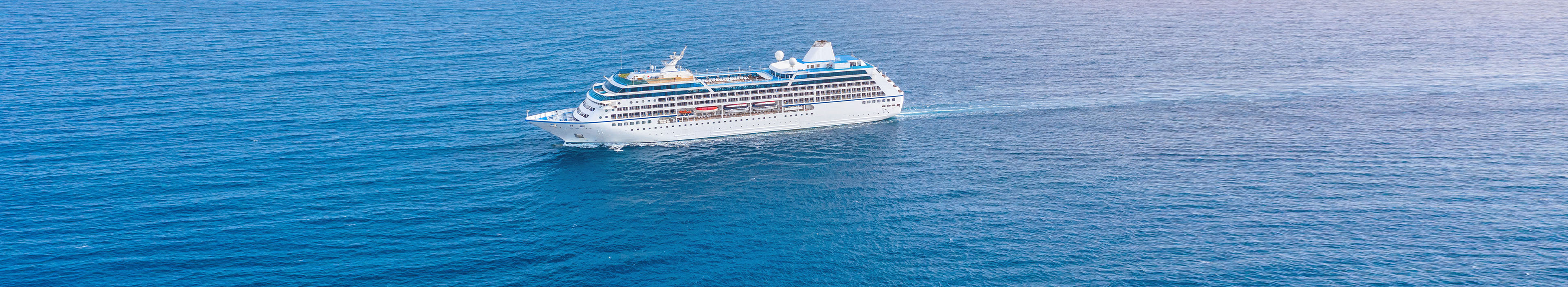 Kreuzfahrtschiff auf einer Transatlantik-Kreuzfahrt auf dem Meer.