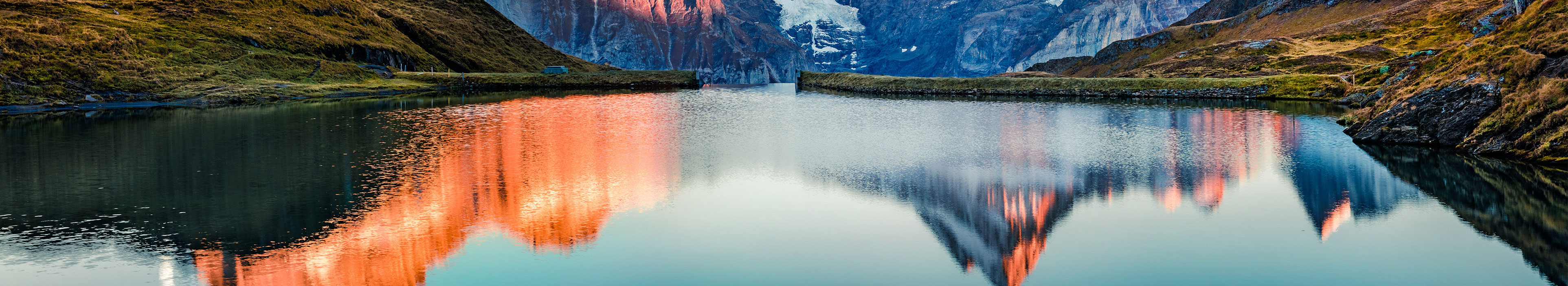Blick auf einen Gebirgssee in der Schweiz beim Sonnenuntergang