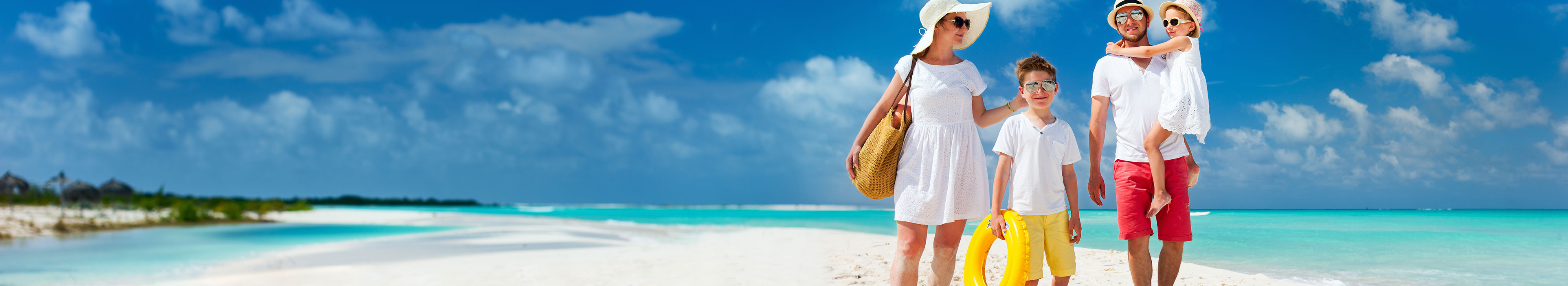 Familie im tropischen Strandurlaub