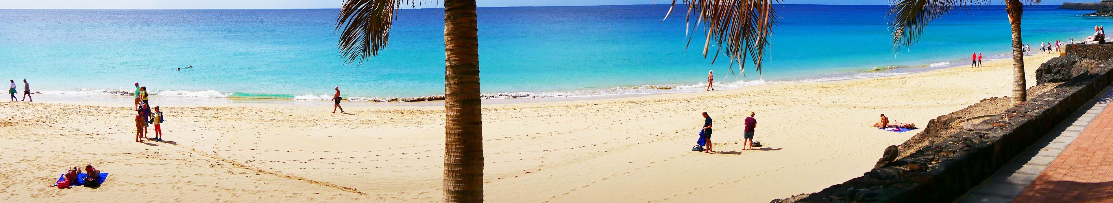 Strand Morro Jable auf Fuerteventura, Sand, das Meer und Palmen.