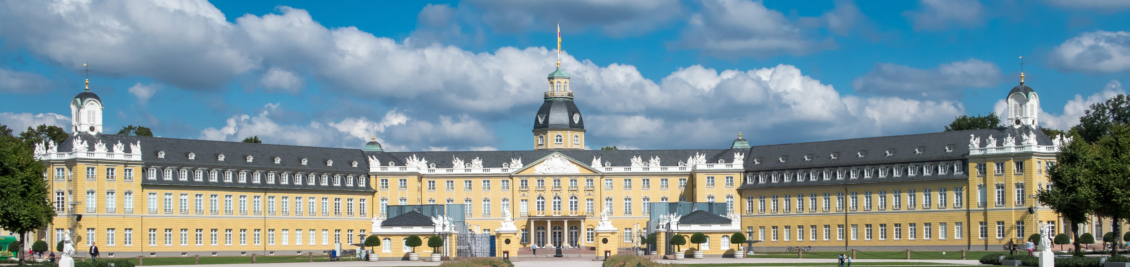 Vorderansicht des Schlosses Wide in Karlsruhe an einem sonnigen Tag.