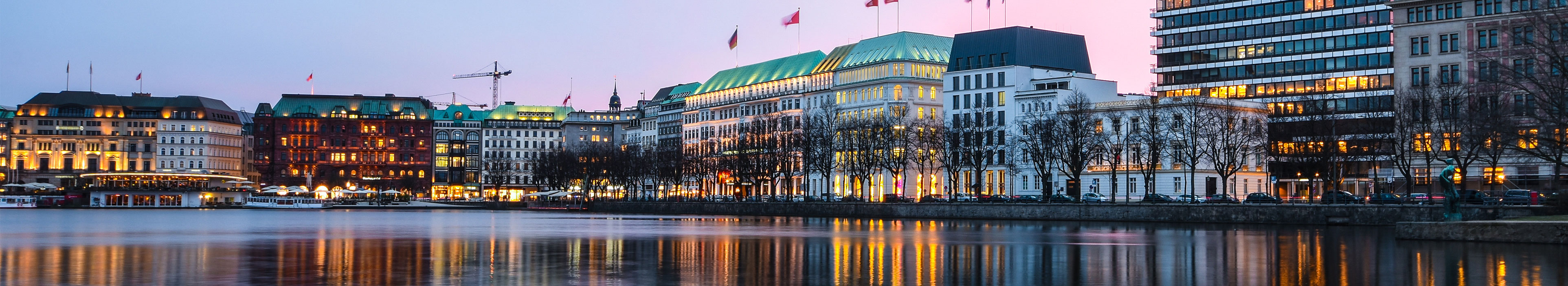 Die Binnenalster in Hamburg bei Sonnenuntergang