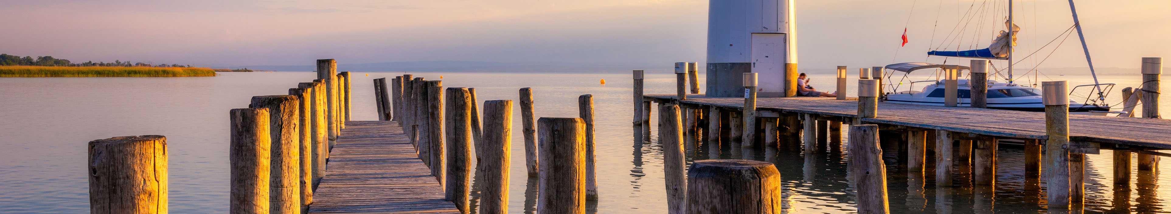 Steg und Leuchtturm am Neusiedlersee im Burgenland in Österreich.