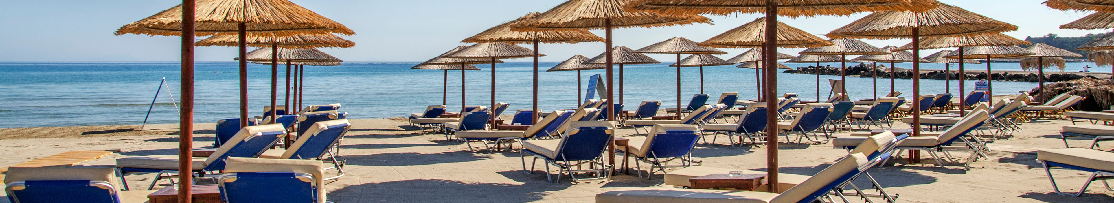 Griechenland, Strand mit Sonnenschirmen und Liegen