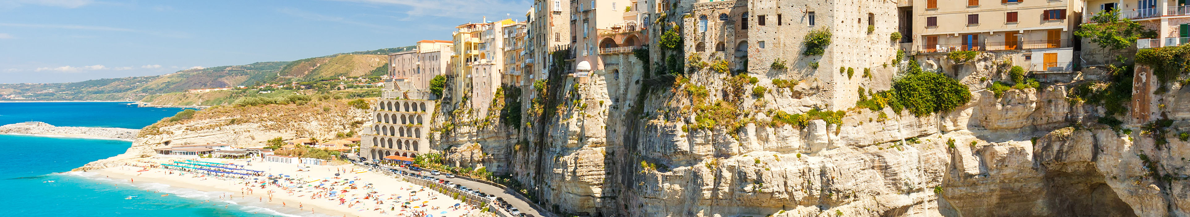Steile Küste am Sandstrand und türkiesfarbenen Meer in Italien