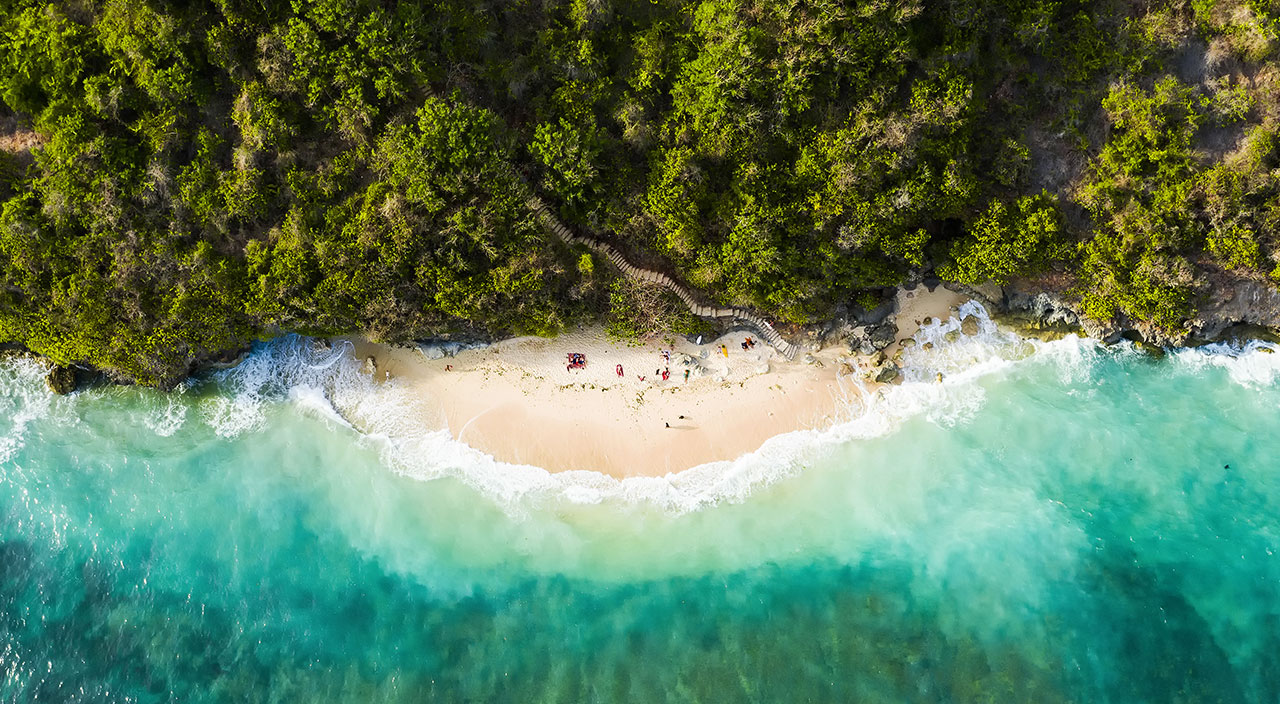 Sandstrand mit Wellen auf Bali.