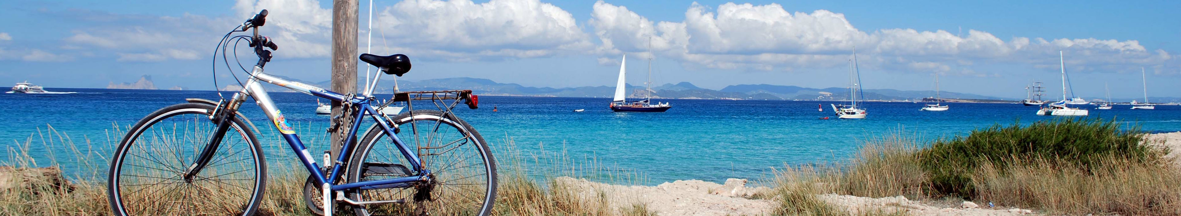 Ein Fahrrad steht am Strand von Formentera, Spanien
