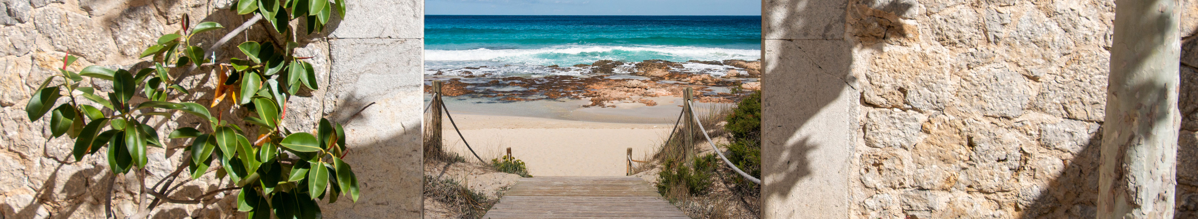 Steintor das zum Strand auf Formentera führt. 