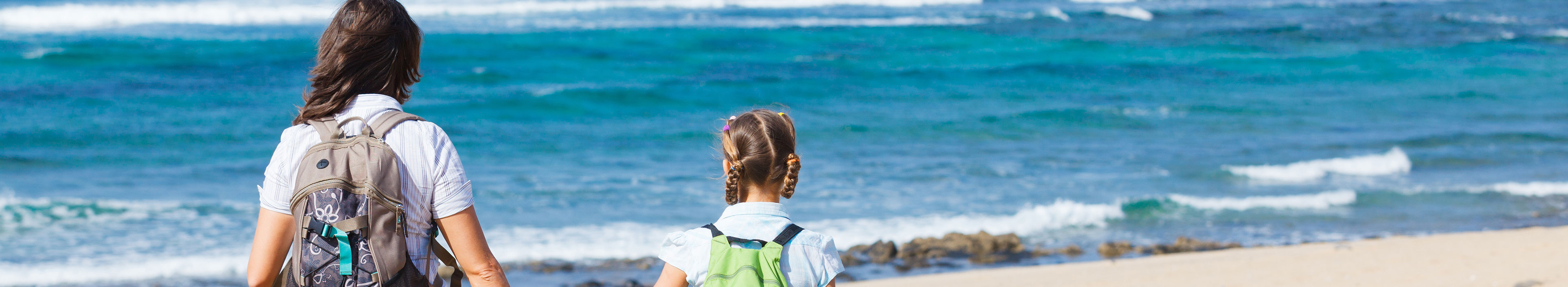 Familienspaziergang am Strand auf Lanzarote