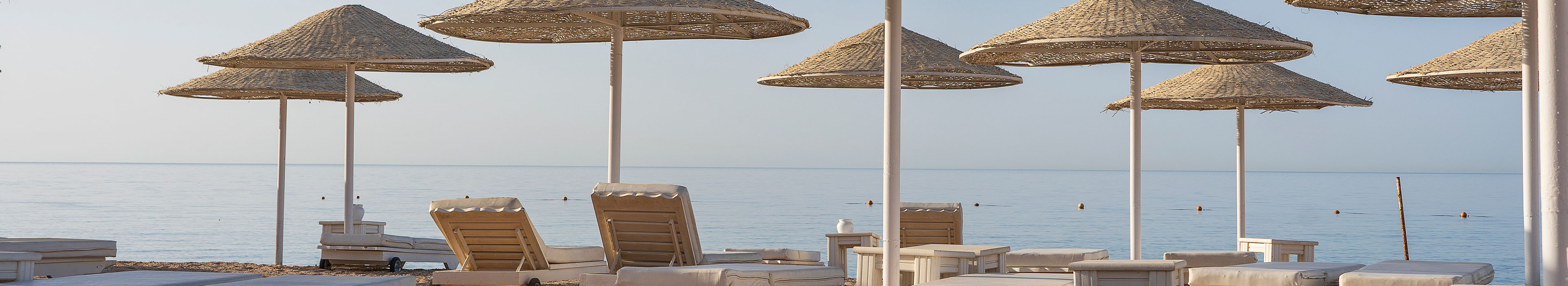 Hotel in Hurghada, Sonnenschirme, Liegen und das Meer. 