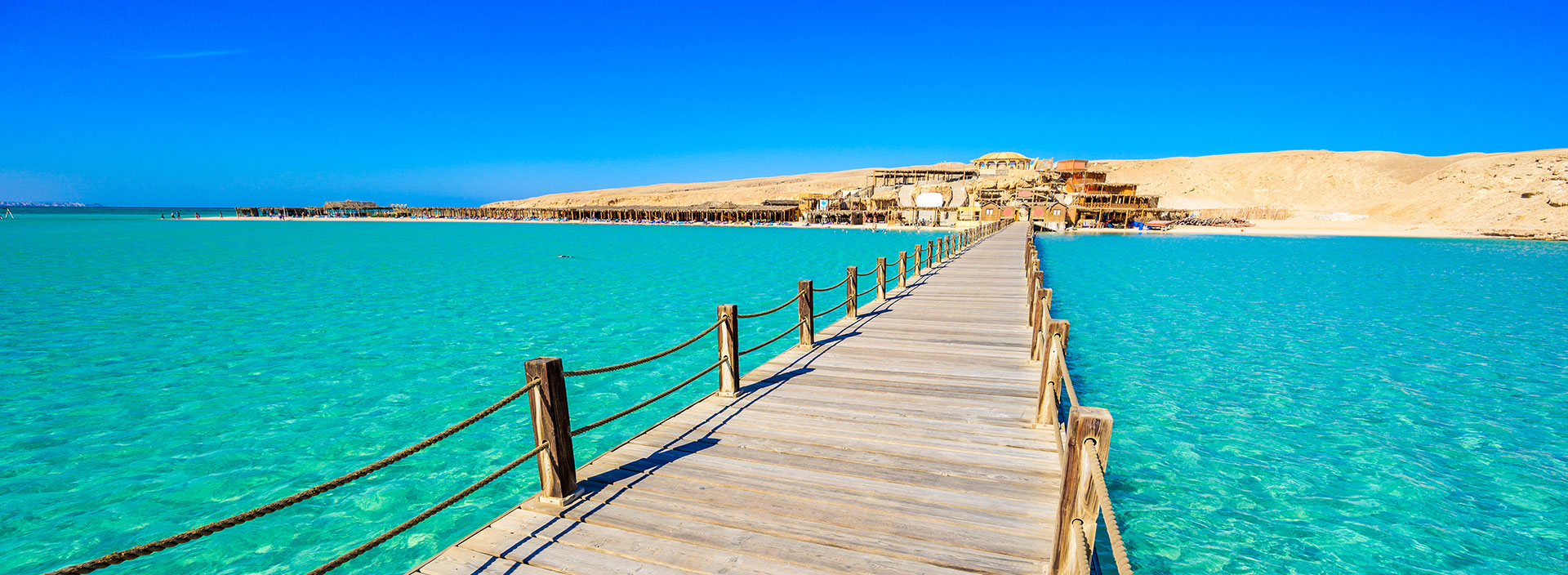 Ägypten Urlaub. Liegen mit Sonnenschirme am Strand