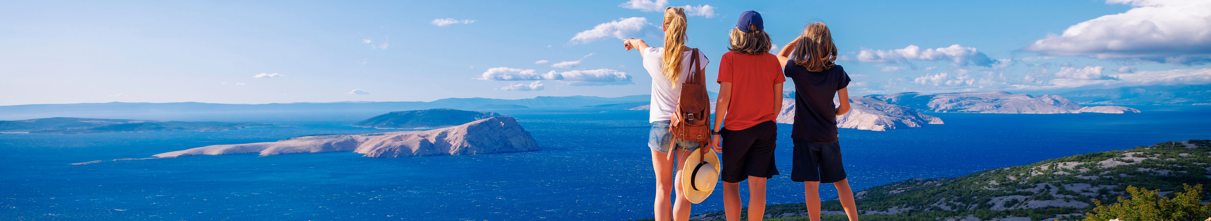 Eine Familie in Kroatien, schaut auf das Meer.