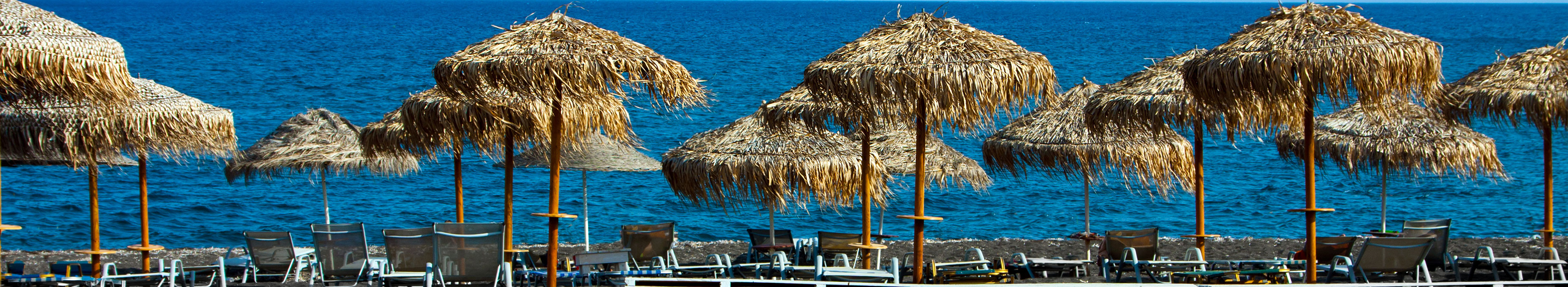 Strand mit schwarzem Sand auf Santorini, Griechenland.