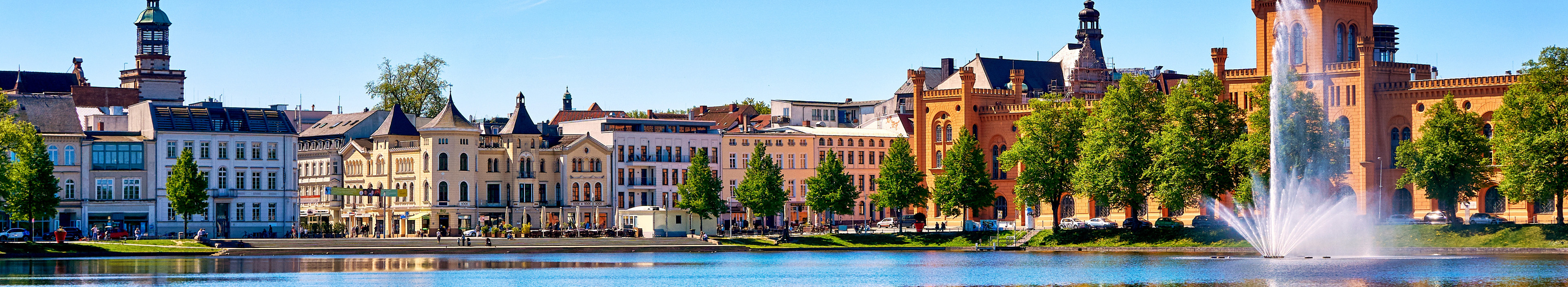 Der Pfaffenteich mit Wasserfontäne in Schwerin, mit Blick auf die Altstadt.
