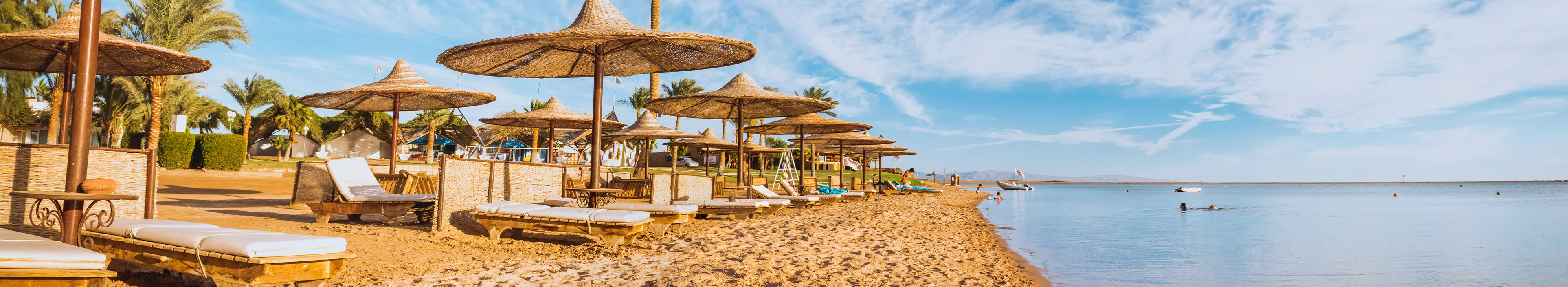 Ägypten Urlaub. Liegen mit Sonnenschirme am Strand
