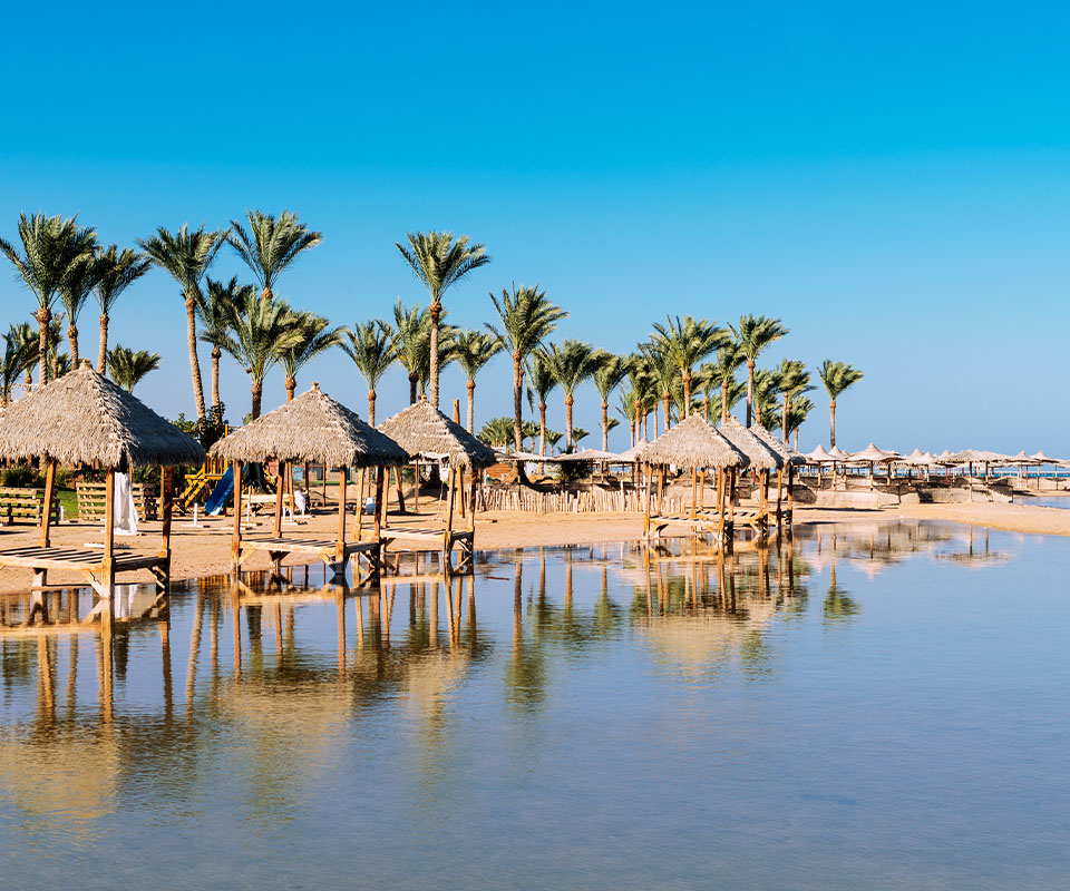 Strand und Hotel in Ägypten.