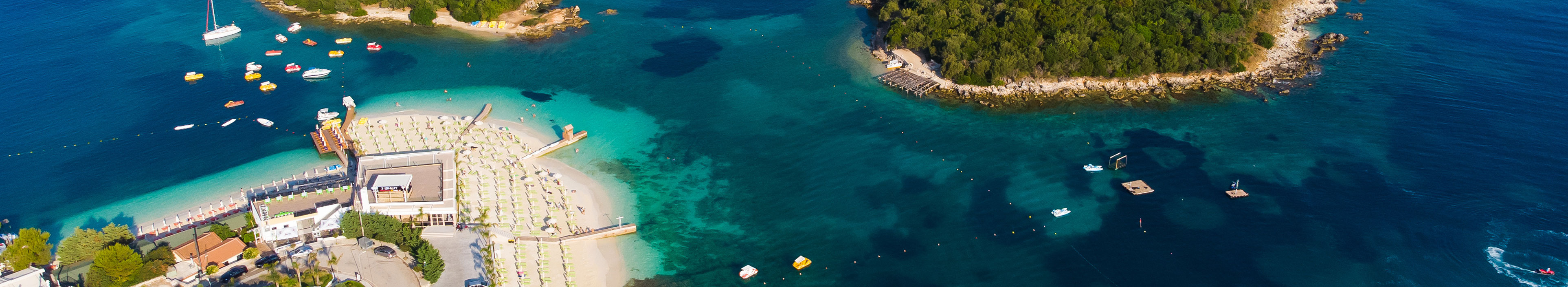 Schöner Sandstrand von Ksamil in Albanien.