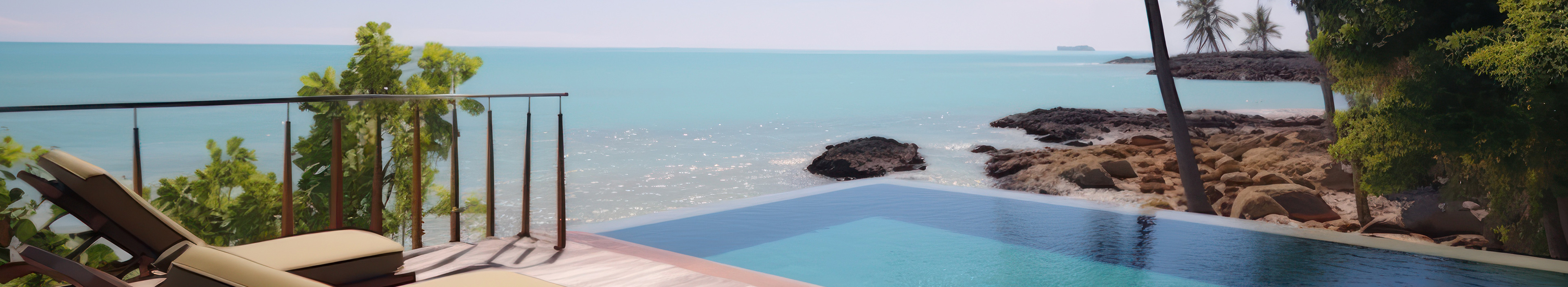 Ein Pool mit zwei Liegen und Palmen in einem Hotel am Strand von Koh Samui wärend eines Lidl Reisen Urlaubs