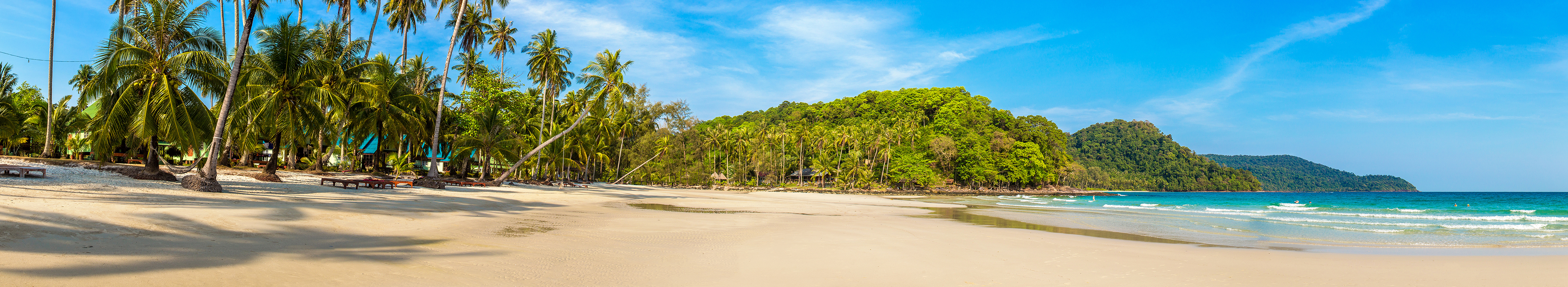 Sandstrand auf Koh Samui während einer Pauschalreise mit lidl Reisen, im Hintergrund Palmen und das Meer