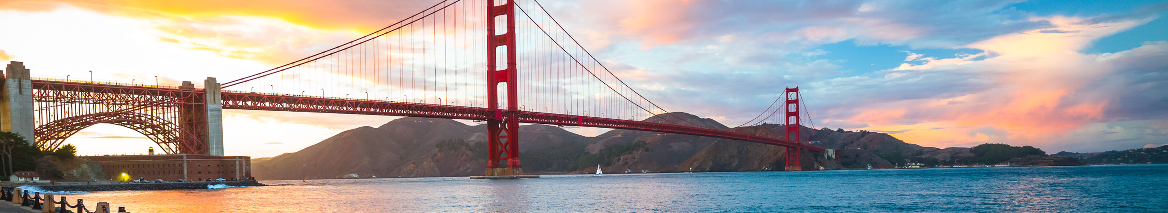 Ausblick von Fort Point auf die Golden Gate Bridge bei Sonnenuntergang, San Francisco.