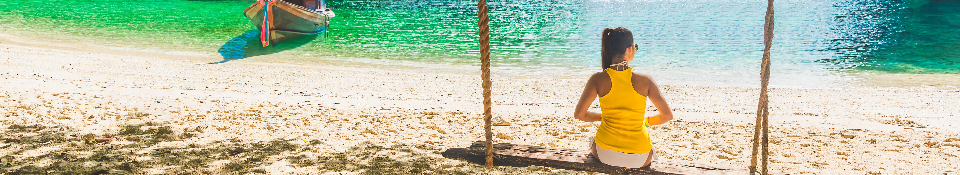 Frau am Strand auf Phuket