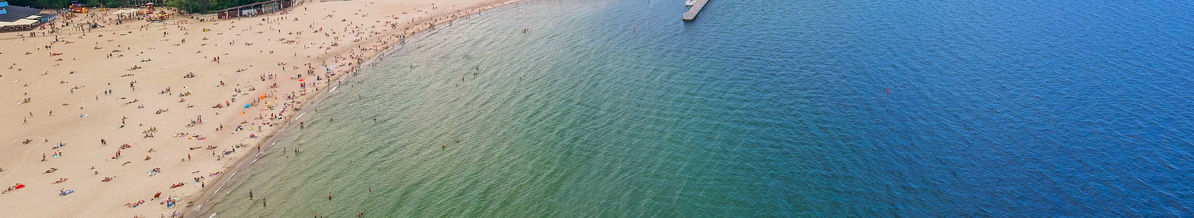Menschen am Strand der Ostsee in Gdynia, Polen.