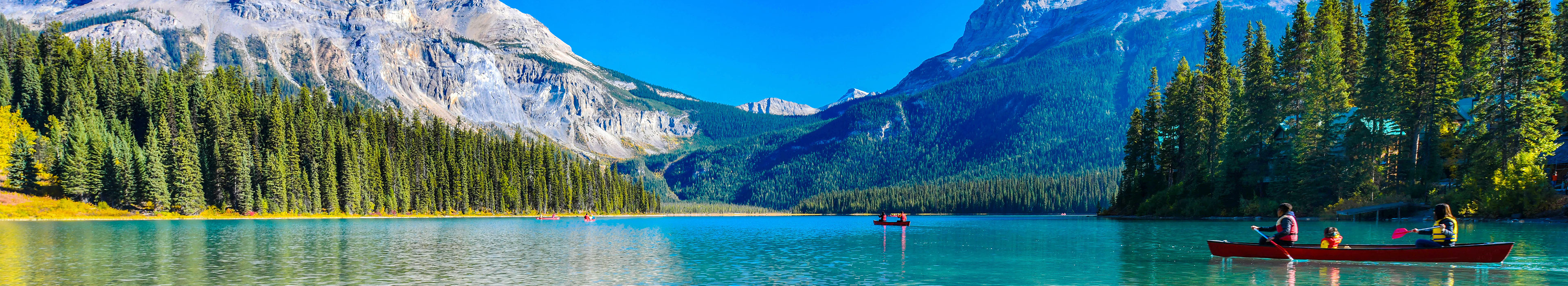 Blick auf den Emerald Lake in Kanada, im Hintergrund Berge.