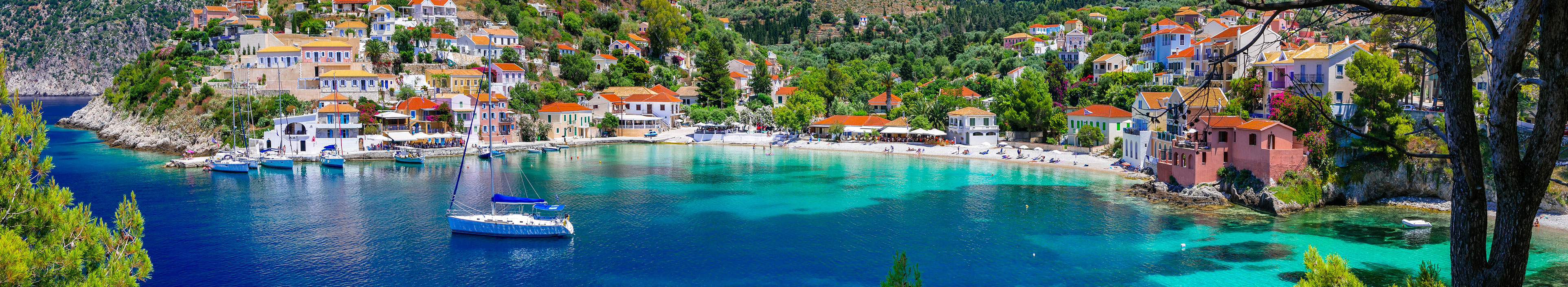 Blick auf Assos mit schöner Bucht auf der Insel Kefalonia