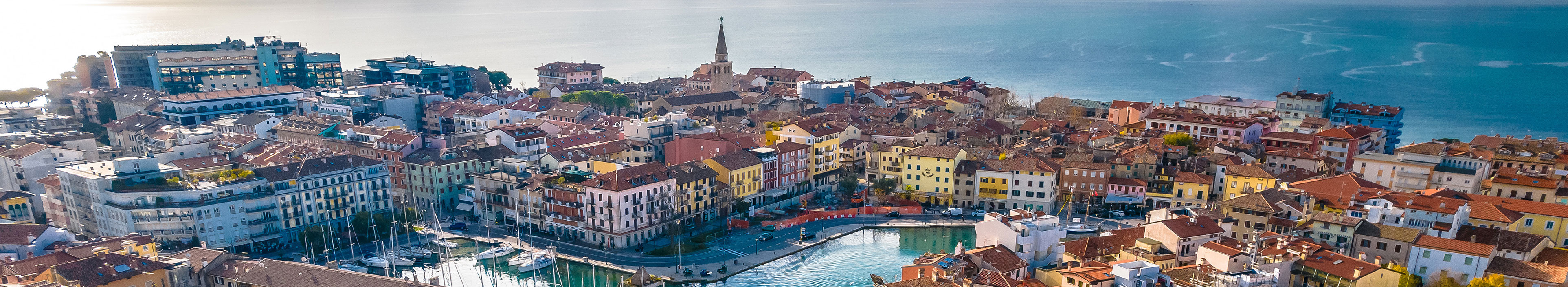 Blick auf Grado mit Kanälen und Häusern.