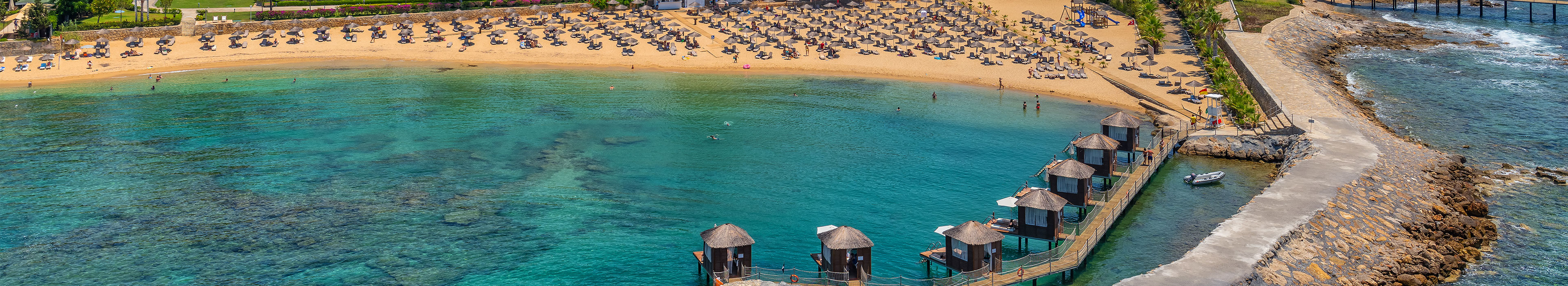 Eine Bucht und Strand mit Hotels in Avsallar, Türkei.