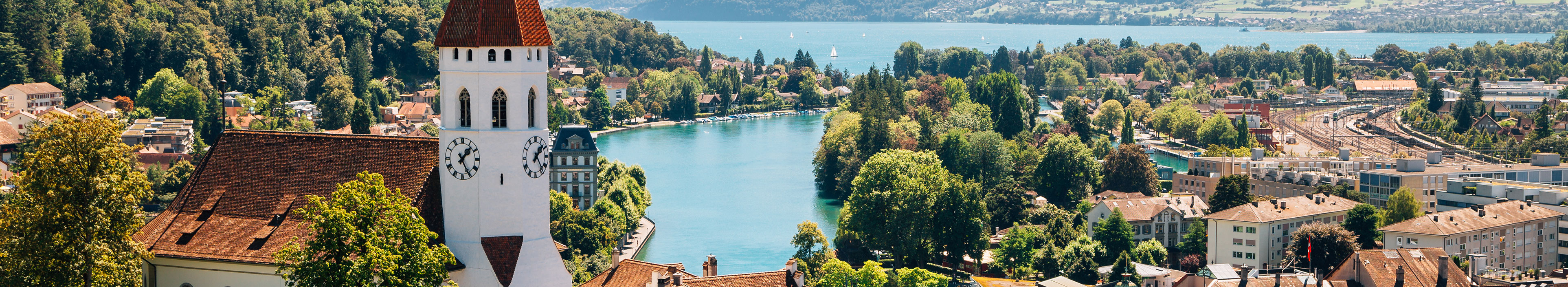 Stadtbild von Thun mit Alpen und See in der Schweiz
