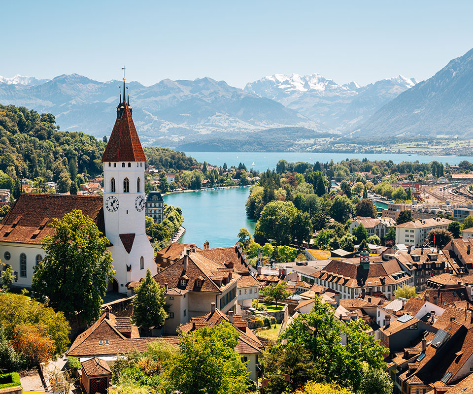 Stadtbild von Thun mit Alpen und See in der Schweiz