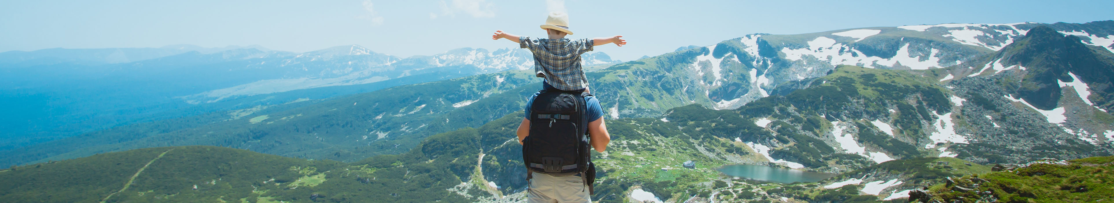 Vater und sein Sohn beim Wandern in den Bergen, Bulgarien