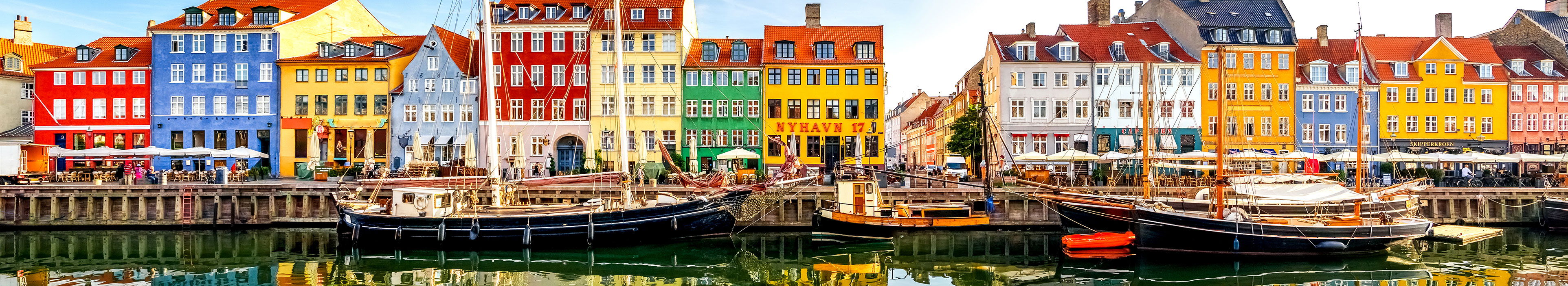 Urlaub Dänemark. Bunte Häuserreihe am Hafen.