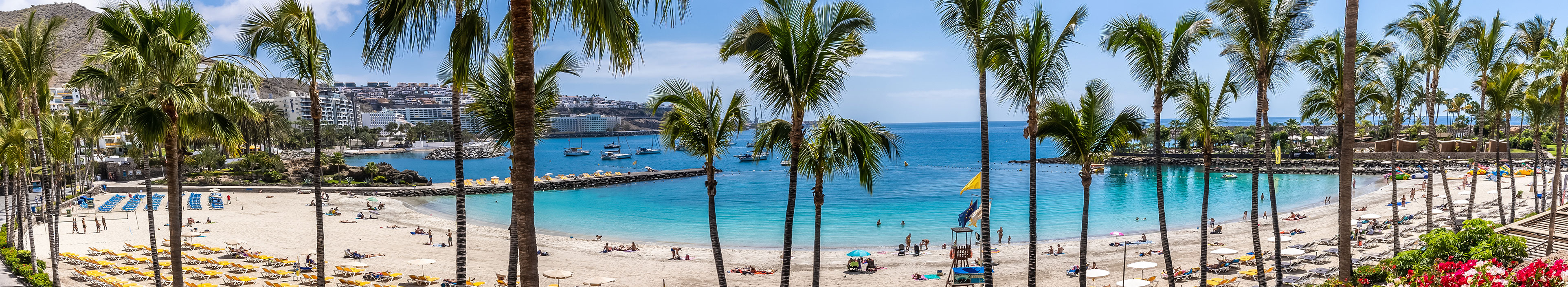 Landschaft mit Strand und Ferienort Anfi, Gran Canaria, Spanien