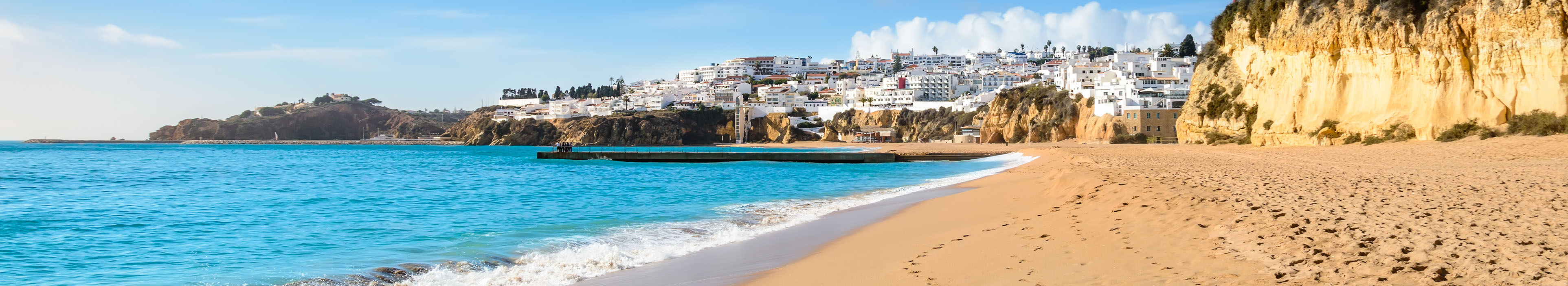 Langer Sandstrand am Meer in Portugal