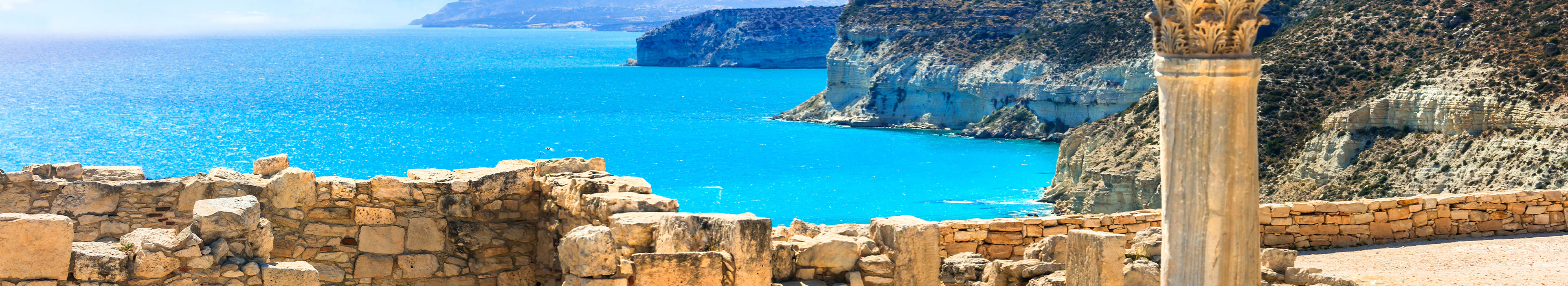 Urlaub Zypern. Die archäologische Ausgrabungsstätte von Kourion am türkisblauen Meer.