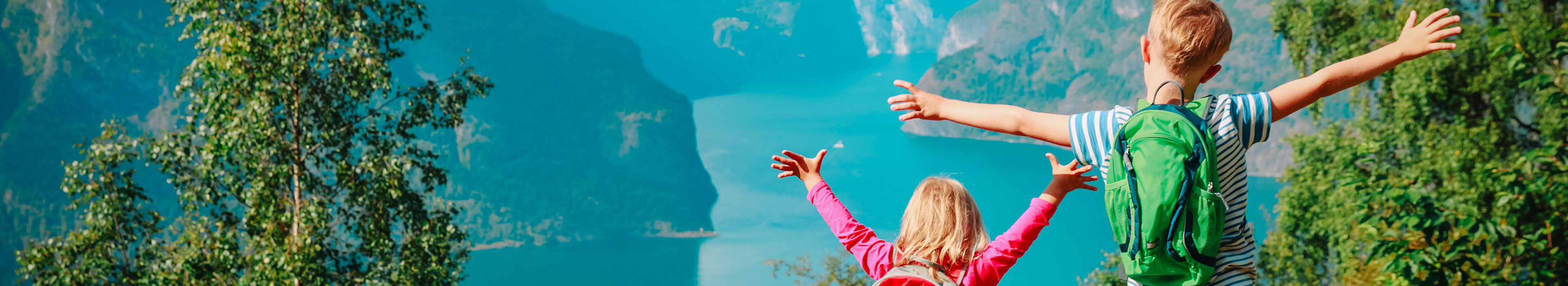 Glücklicher kleiner Junge und Mädchen reisen in Norwegen