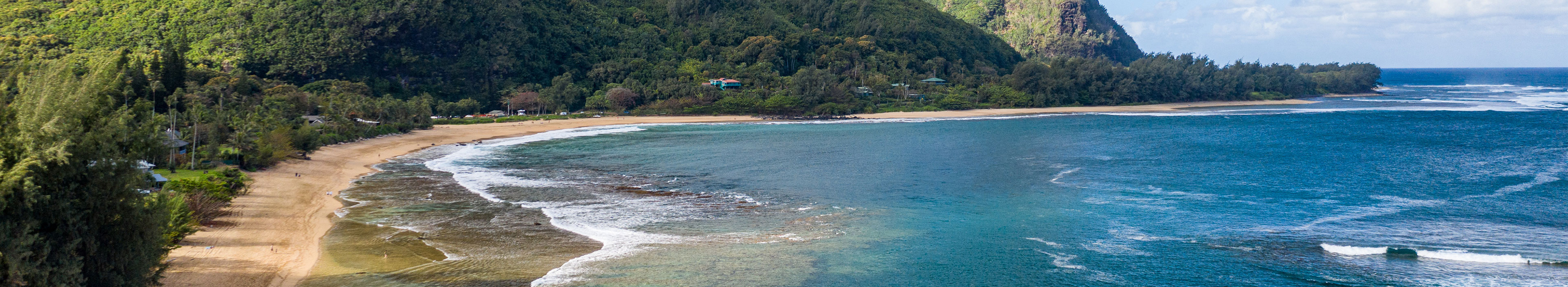 Luftaufnahme vor der Küste über dem Tunnels Beach auf der hawaiianischen Insel Kauai mit den Na Pali Bergen im Hintergrund