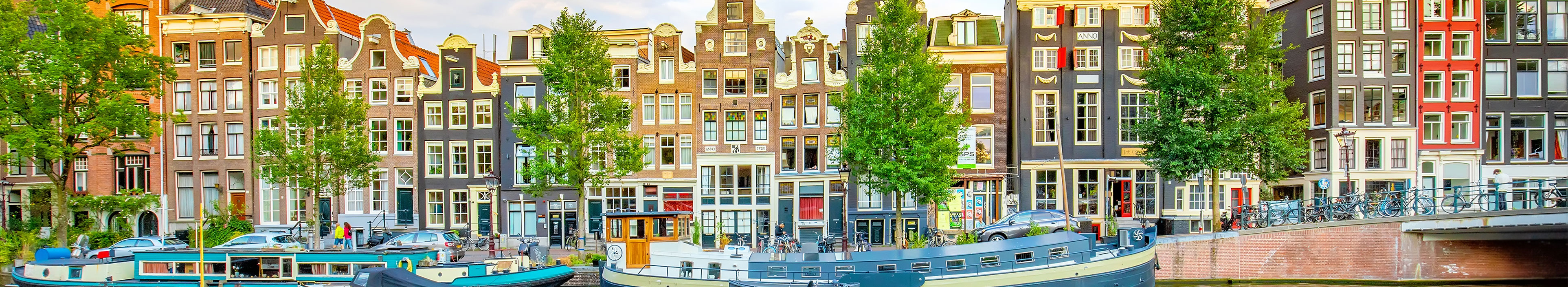 Häuser entlang der Singel-Wasserstraße in Amsterdam, Niederlande