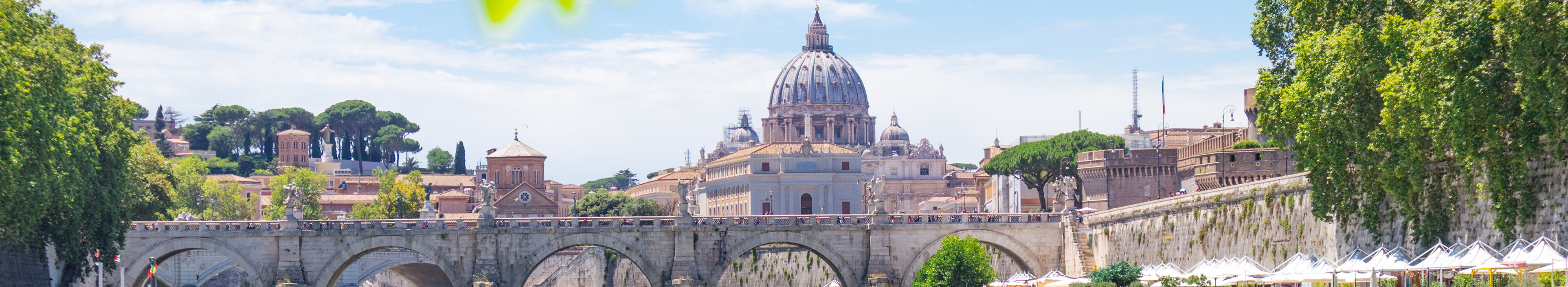 Der Tiber und die Engelsbrücke, im Hingtergrund der Petersdom in Rom, bei blauem Himmel und Sonnenschein während eines Last Minute Urlaubs mit Lidl Reisen