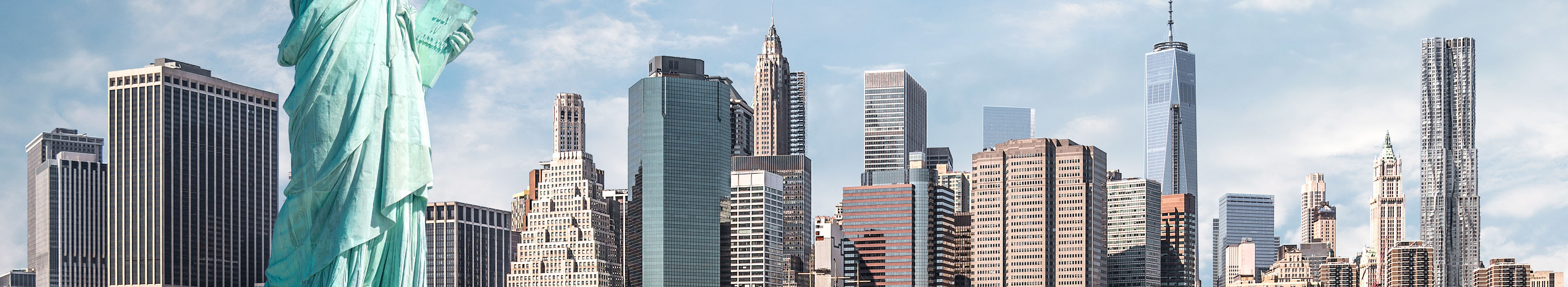 Freiheitsstatue und Blick auf Manhattan in New York